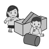 大きい積み木で遊ぶ園児