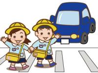 手をあげて横断歩道を渡る園児