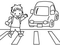 手をあげて横断歩道を渡る小学生