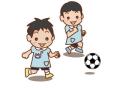 サッカーをする園児