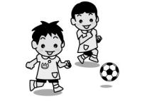 サッカーをする園児