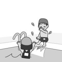 プールで遊ぶ子供達