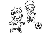 サッカーをする園児
